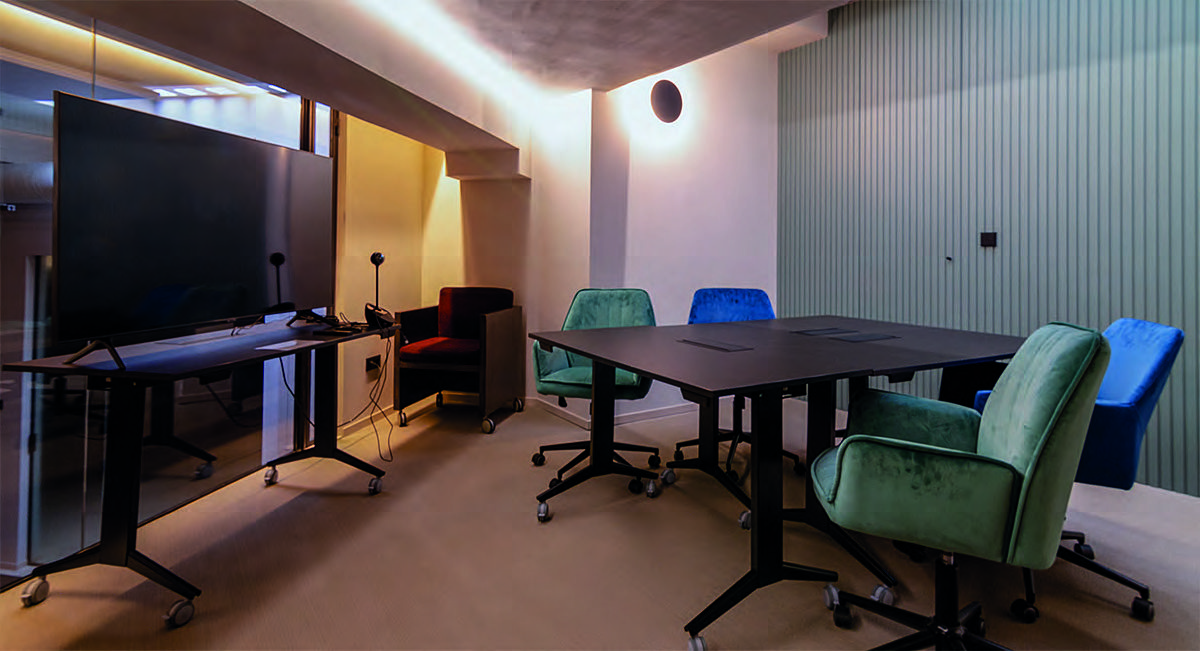 Despacho individual con pantalla para videoconferencias