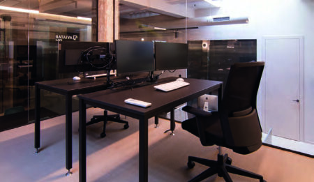 Mesa en despacho individual con dos pantallas de ordenador